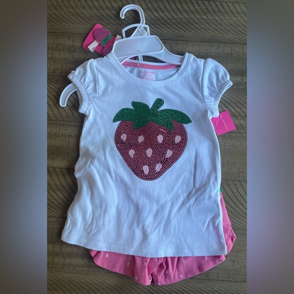 🍓Isaac Mizrahi size 4 NWT strawberry outfit shorts t shirt hair clips🍓